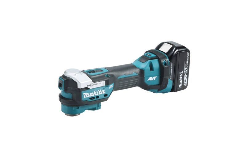 Un utensile multifunzione a batteria Makita con caricabatterie e scatola.