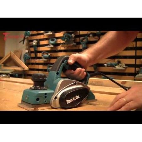 Una pialla Makita è in una scatola blu