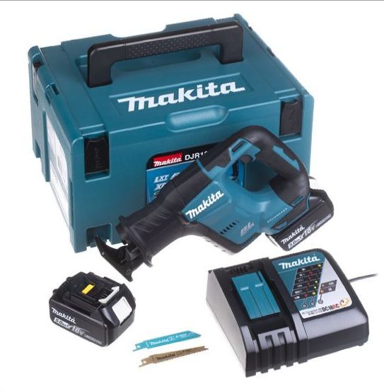 Una sega a batteria Makita è in una scatola blu