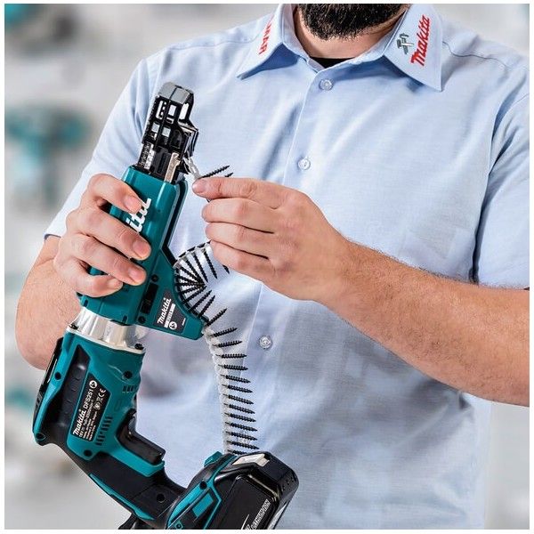 Un cacciavite a batteria Makita DFS452AJX2 in una custodia