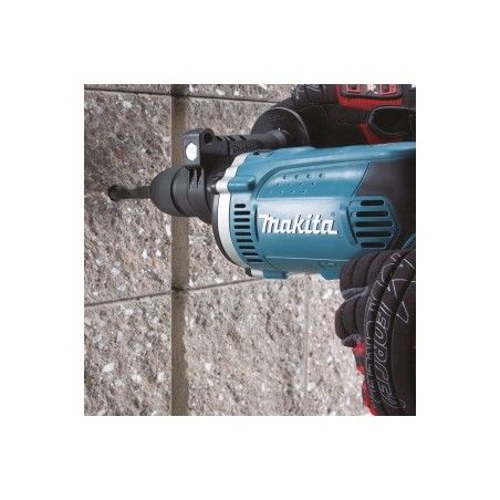 Un trapano a percussione Makita su uno sfondo bianco