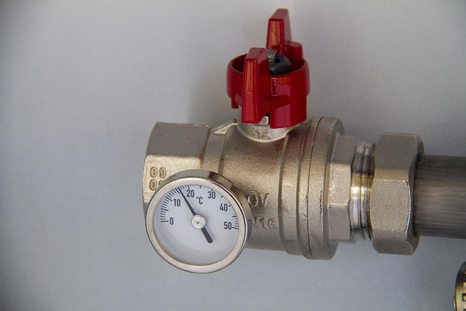 Le manomètre permet de contrôler la pression de l'eau dans le circuit