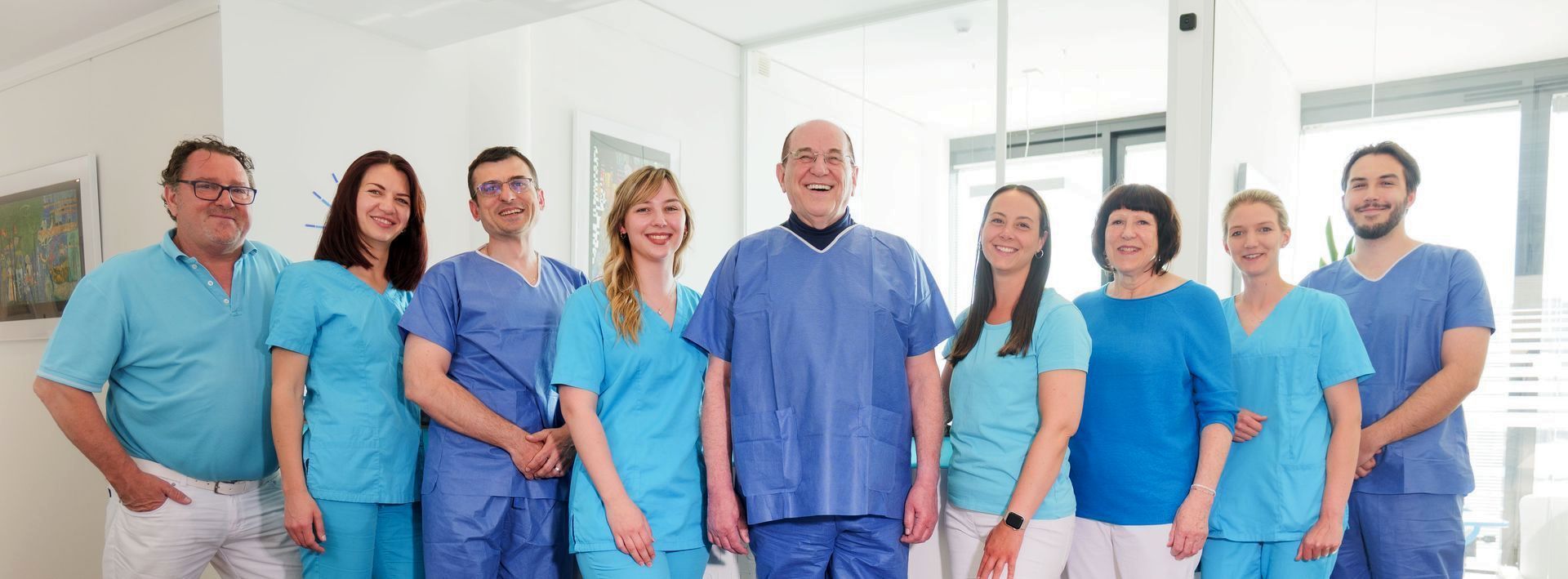 Gruppenfoto des Teams unserer orthopädischen Privatpraxis in Köln.
