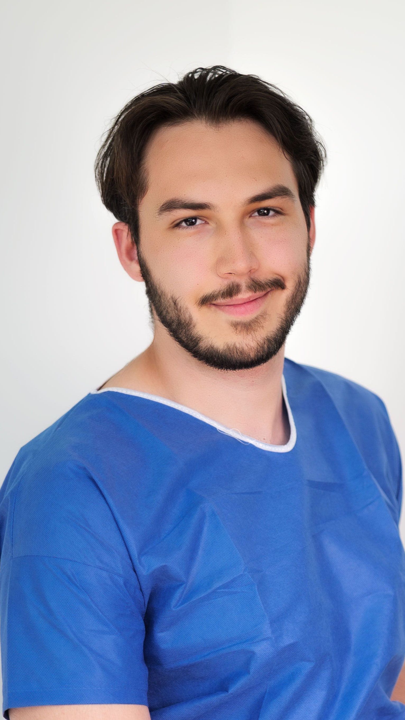 Portrait von Ilia Erbes, medizinischer Fachangestellter in unserer Orthopädie Privatpraxis in Köln.