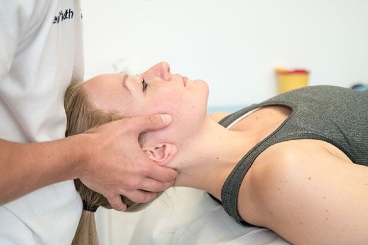 Eine Patientin bei der manuellen Therapie in unserer Orthopädie Privatpraxis in Köln.