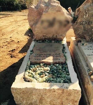 מצבות מיוחדות ומשולב סלע טבעי