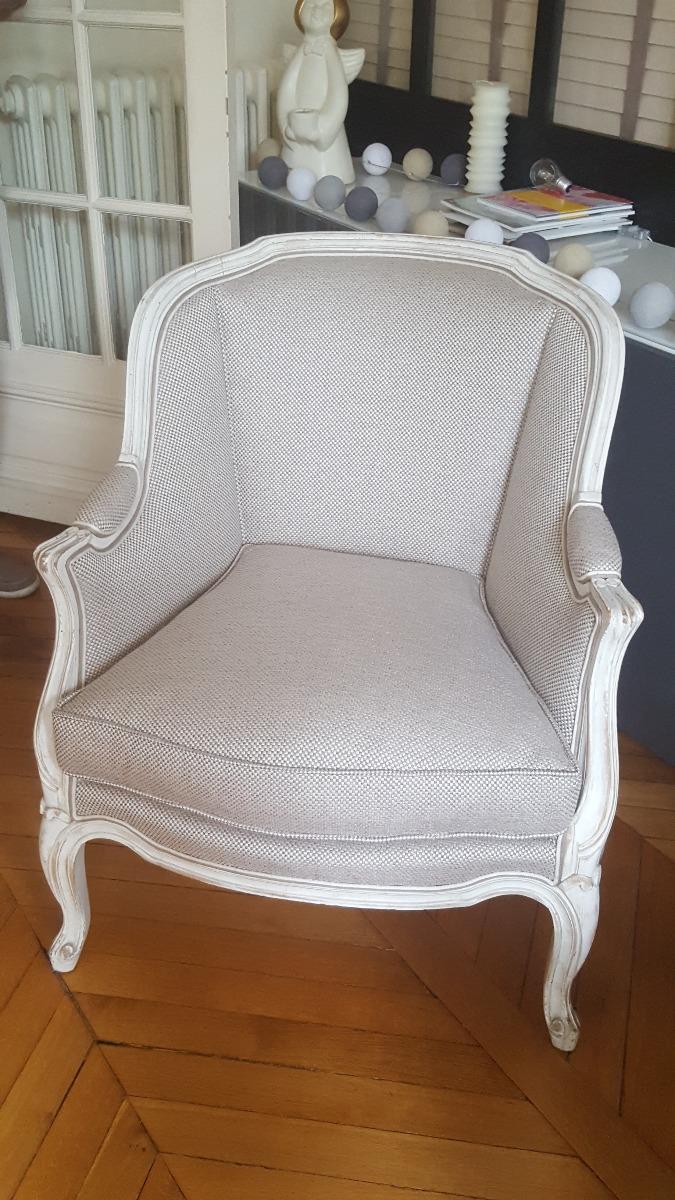 Chaise en bois blanc et tissu blanc