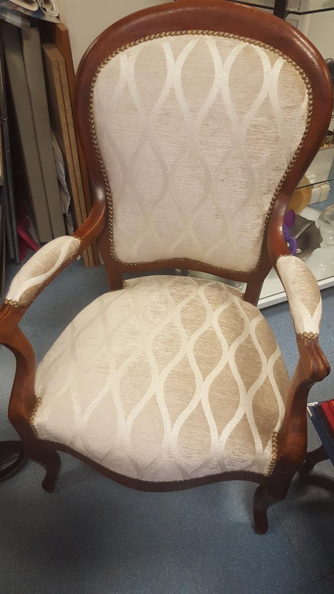 Chaise en bois brun et tissu blanc