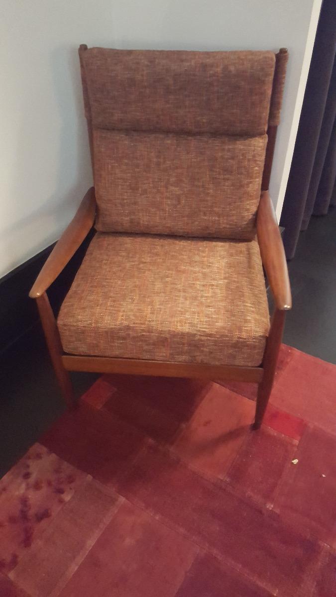 Chaise en bois et tissu brun