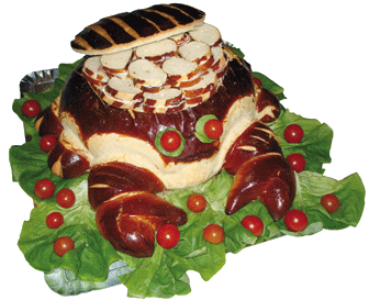 Un gâteau en forme de crabe avec de la laitue et des tomates autour