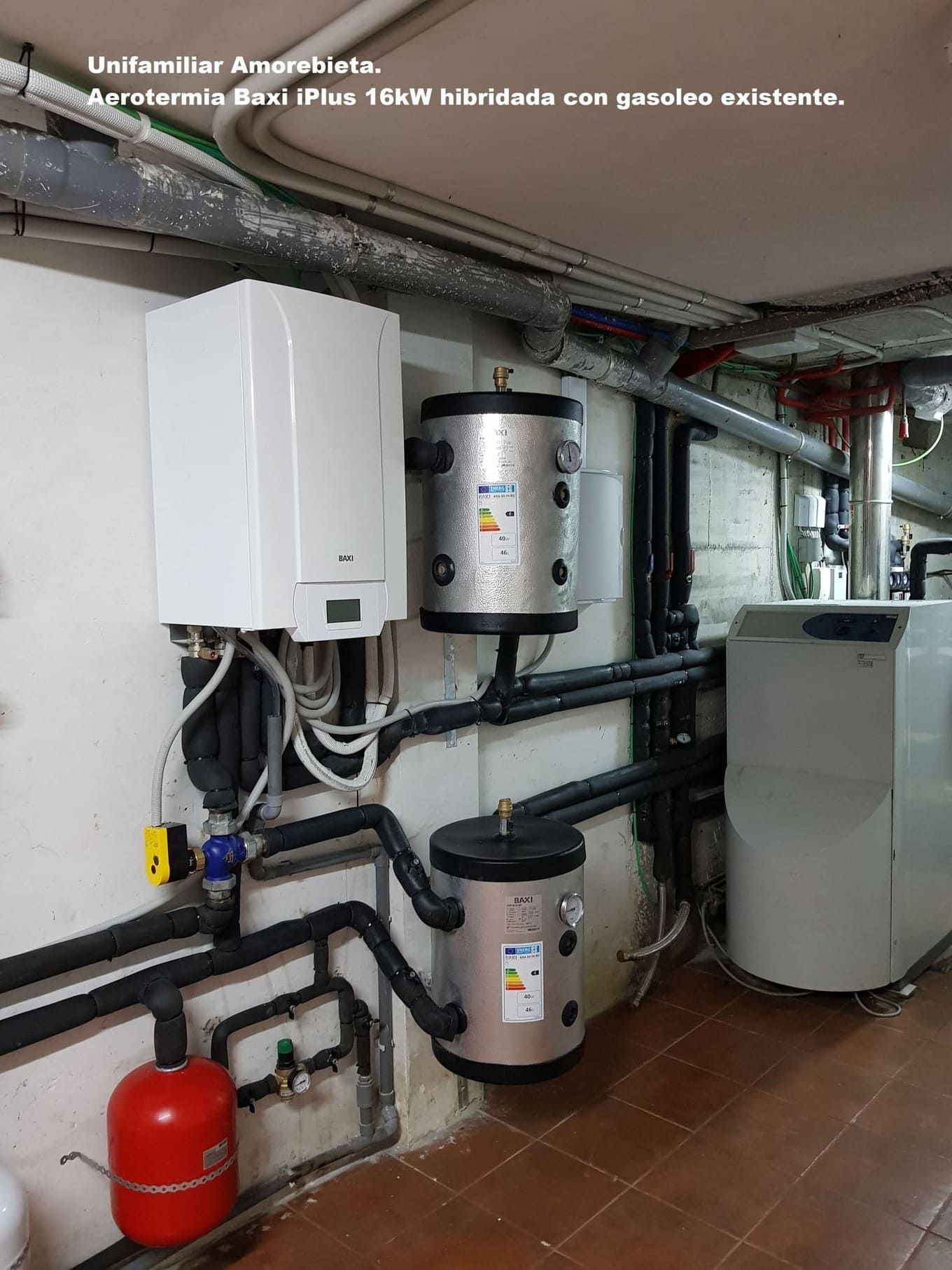 Una habitación con muchas tuberías y una caldera en la pared.