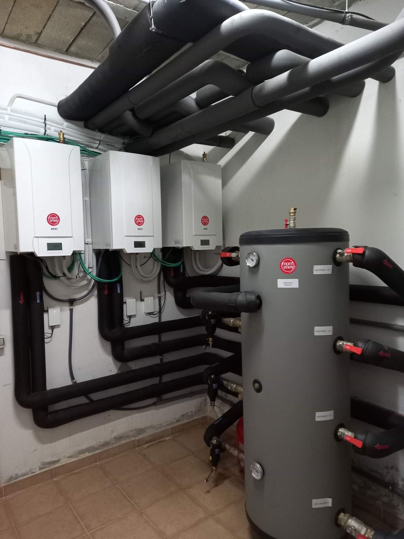 Una habitación con muchas tuberías y calentadores en ella.