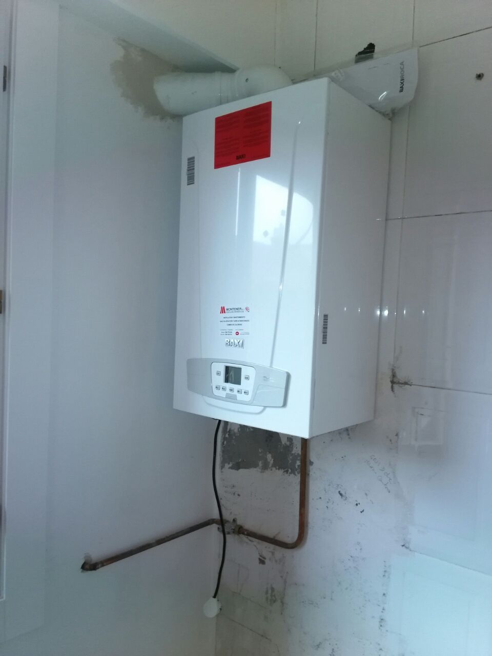 Una caja blanca con una pegatina roja encima