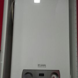 Una caldera blanca se encuentra en un armario en una pared.