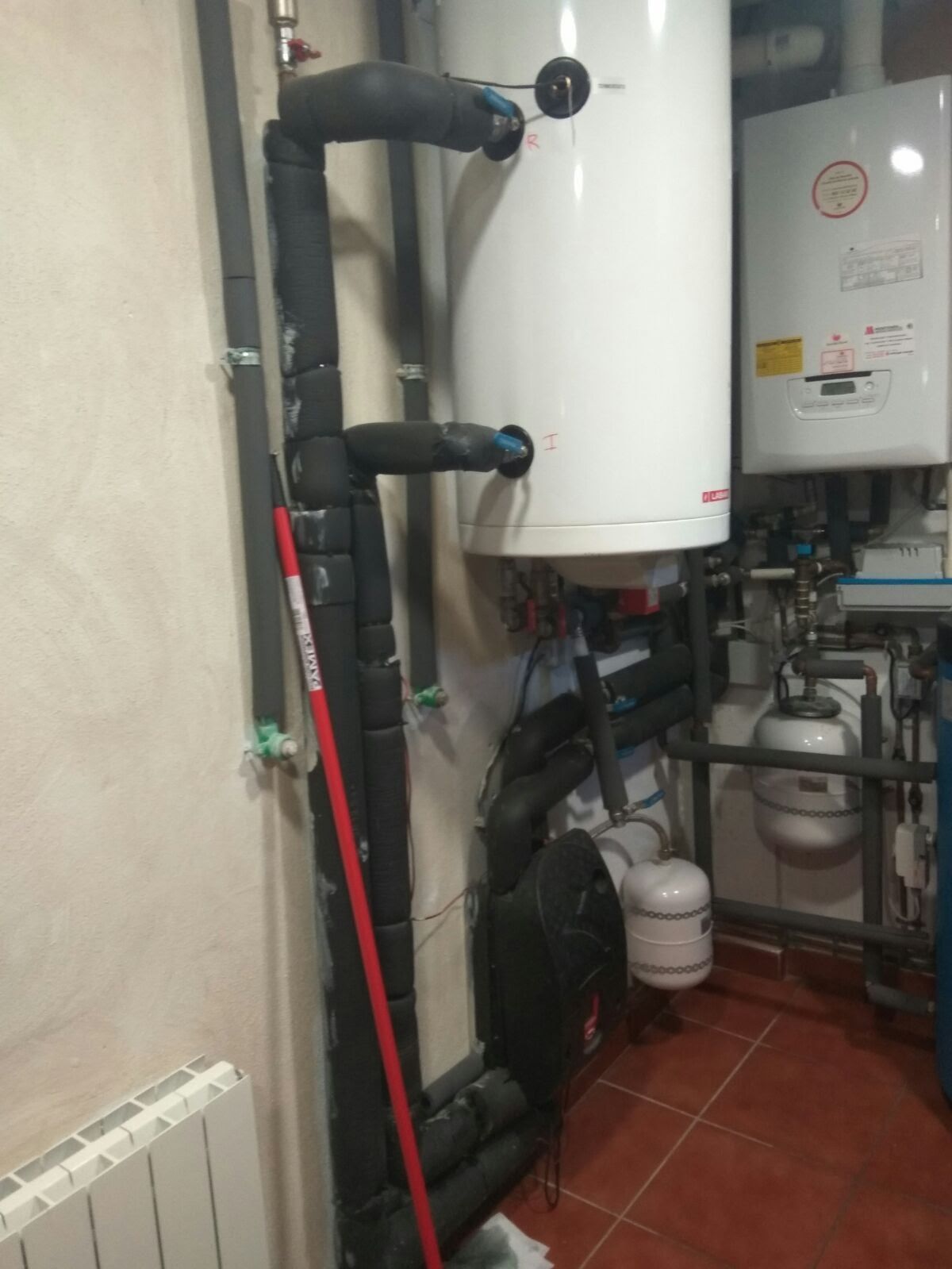 Una habitación con un calentador y una fregona dentro.