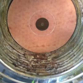 Un primer plano de una lata con un agujero en el medio.