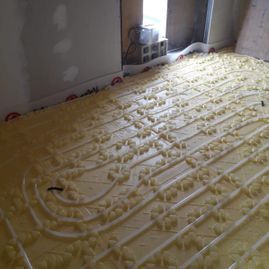 Una habitación con mucha espuma en el suelo y una ventana.