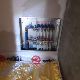 Hay una caja de la que salen muchos cables.