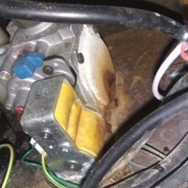 Un primer plano de una máquina con cables saliendo de ella.