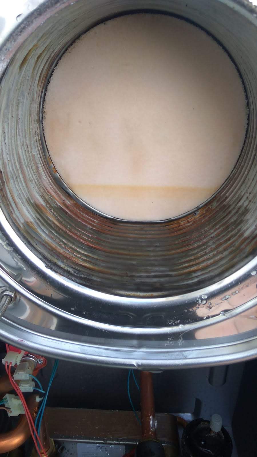 Un primer plano del interior de un calentador de agua.