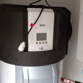 Un calentador de agua Baxi está ubicado en un rincón de una habitación.