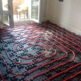 Una habitación con suelo radiante y puerta corrediza de cristal.