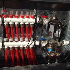 Un montón de tubos rojos y blancos están conectados a una máquina.