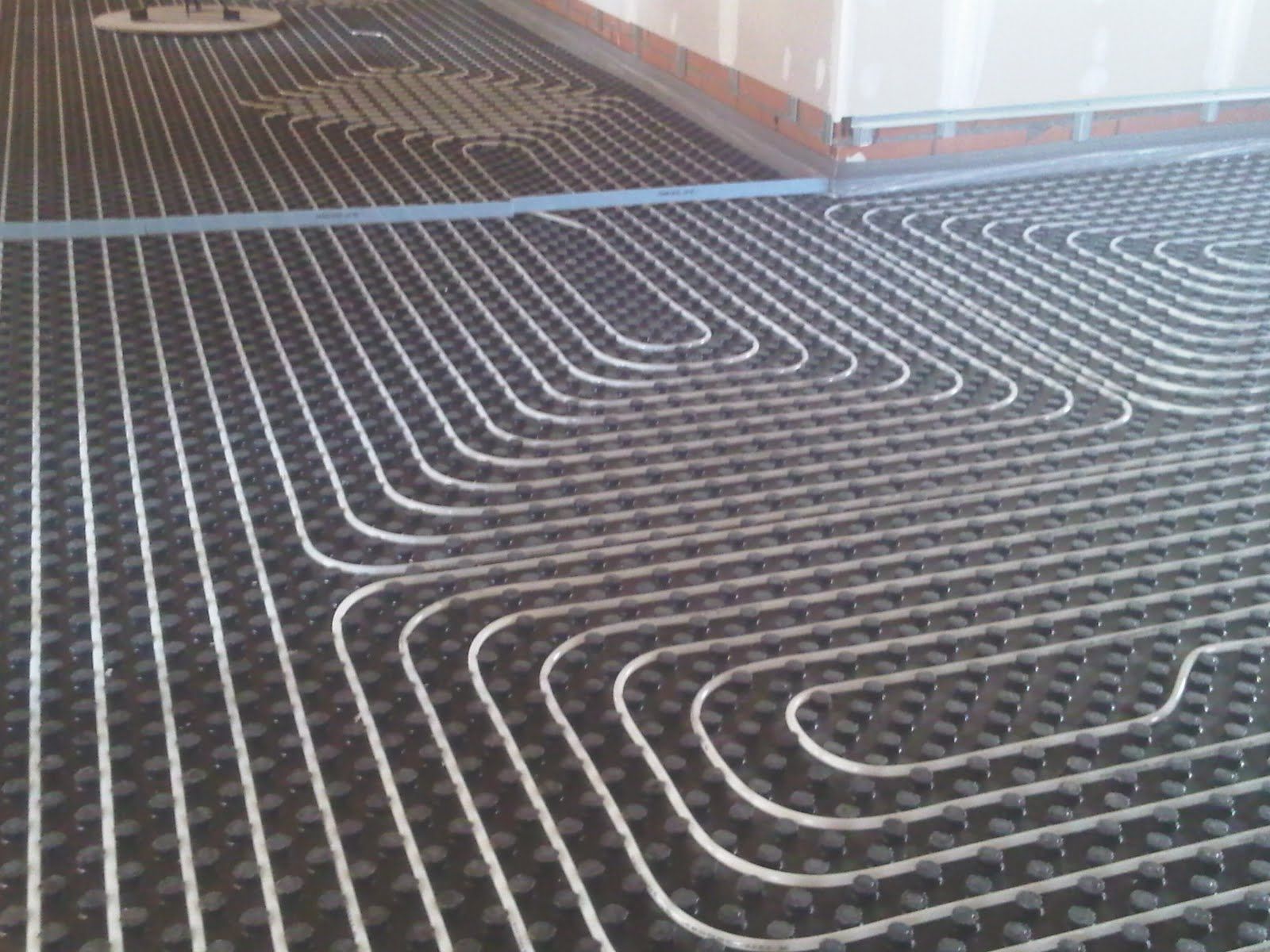 Un primer plano de un sistema de calefacción en el suelo.