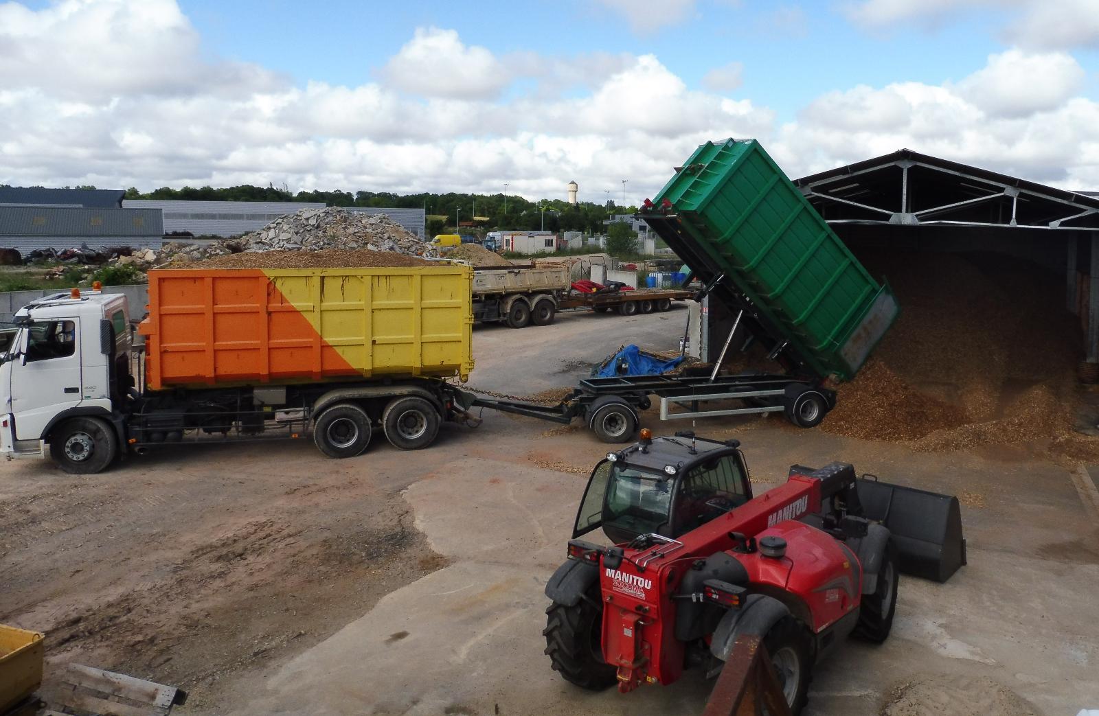 Camion avec remorque bennante