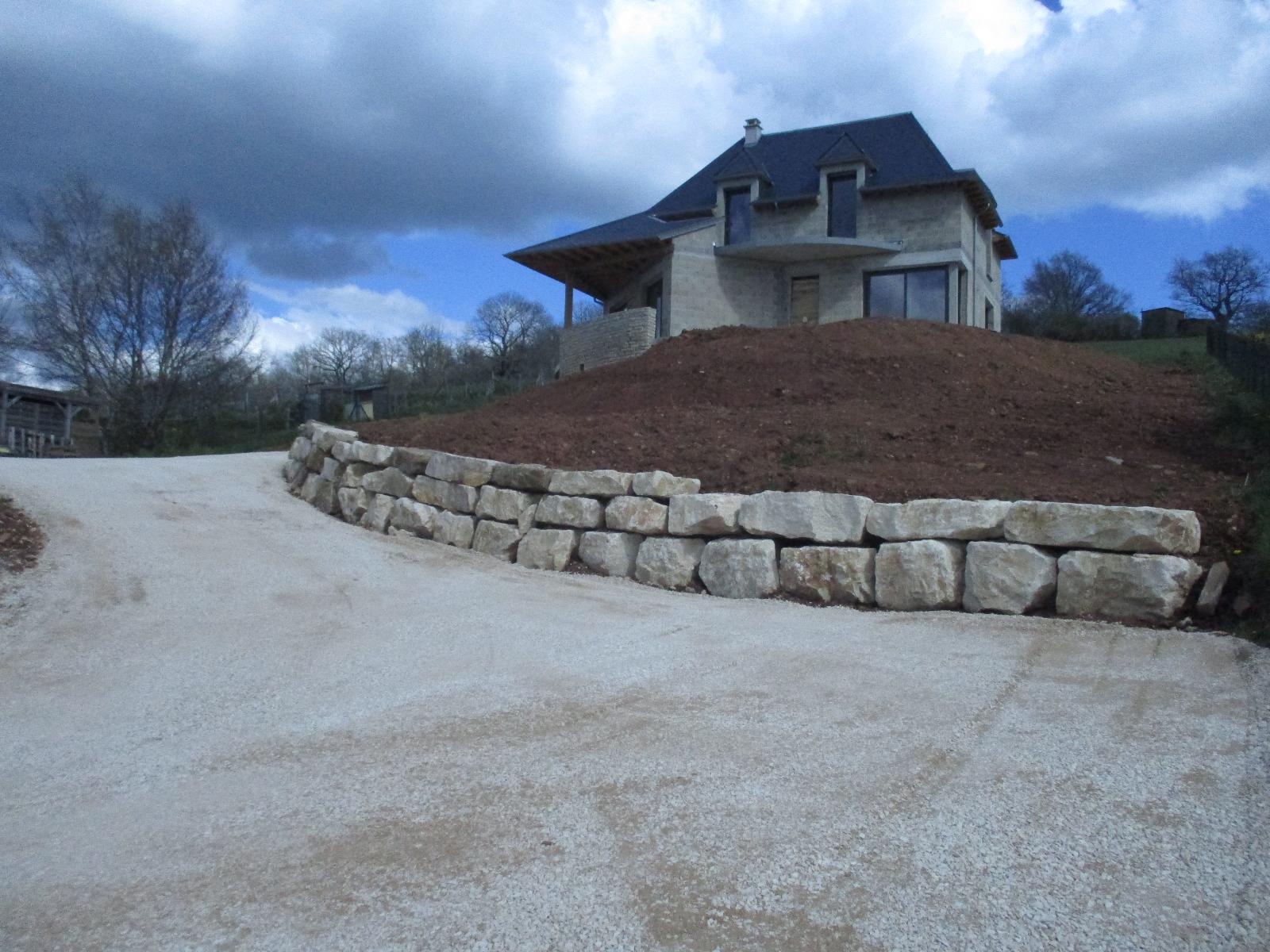 Réalisation d'un enrochement et d'une voie d'accès