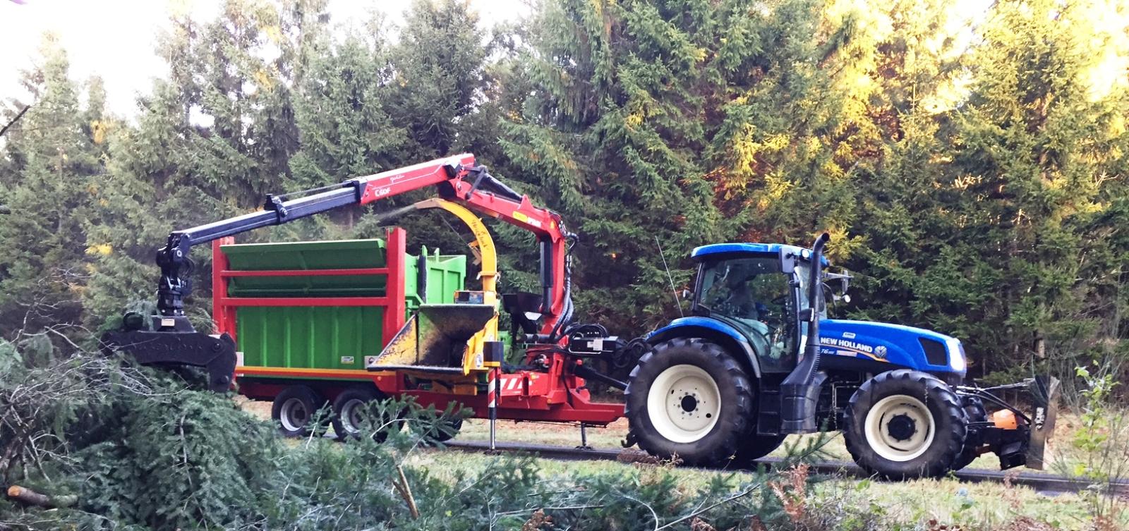 Tracteur avec broyeur capacité de broyage 40 cm sur remorque avec caisson et grue d’alimentat