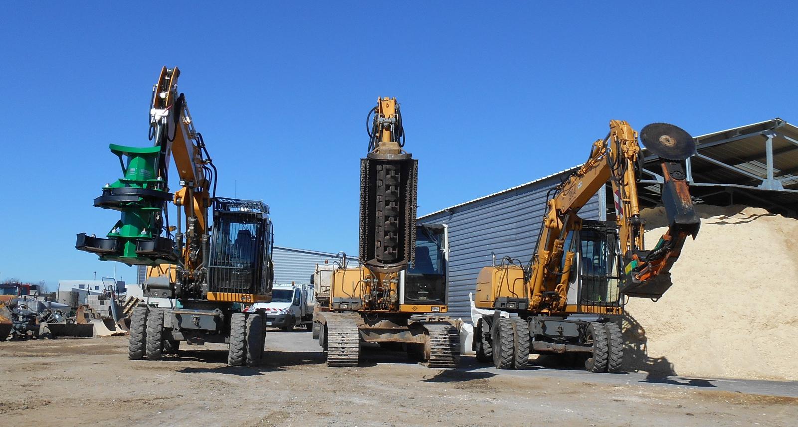 Pelles équipées (de gauche à droite) d’un grappin coupeur, d’un girobroyeur et d’un lamier