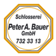 Achteckiges Logo für die Schlossererei Peter A. Bauer GmbH, weiß mit goldenem Rand und schwarzer Schrift, Telefonnummer 732 33 13