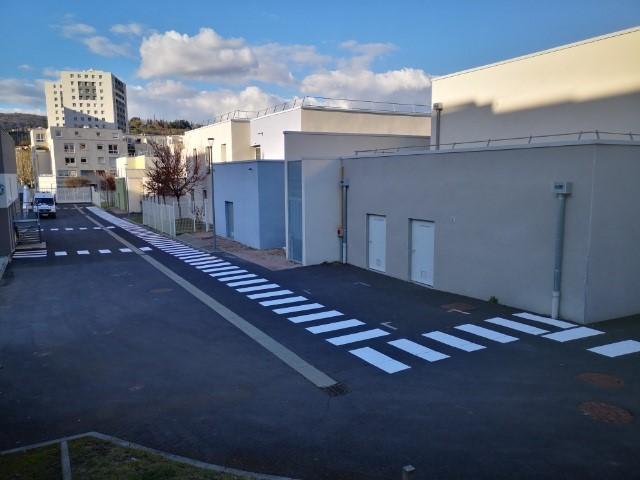 Réalisation passage piéton en peinture routière homologuée NF2