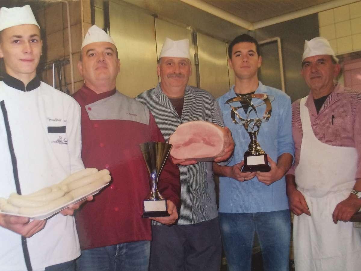 Des personnes qui tiennent des coupes et des morceaux de viande 