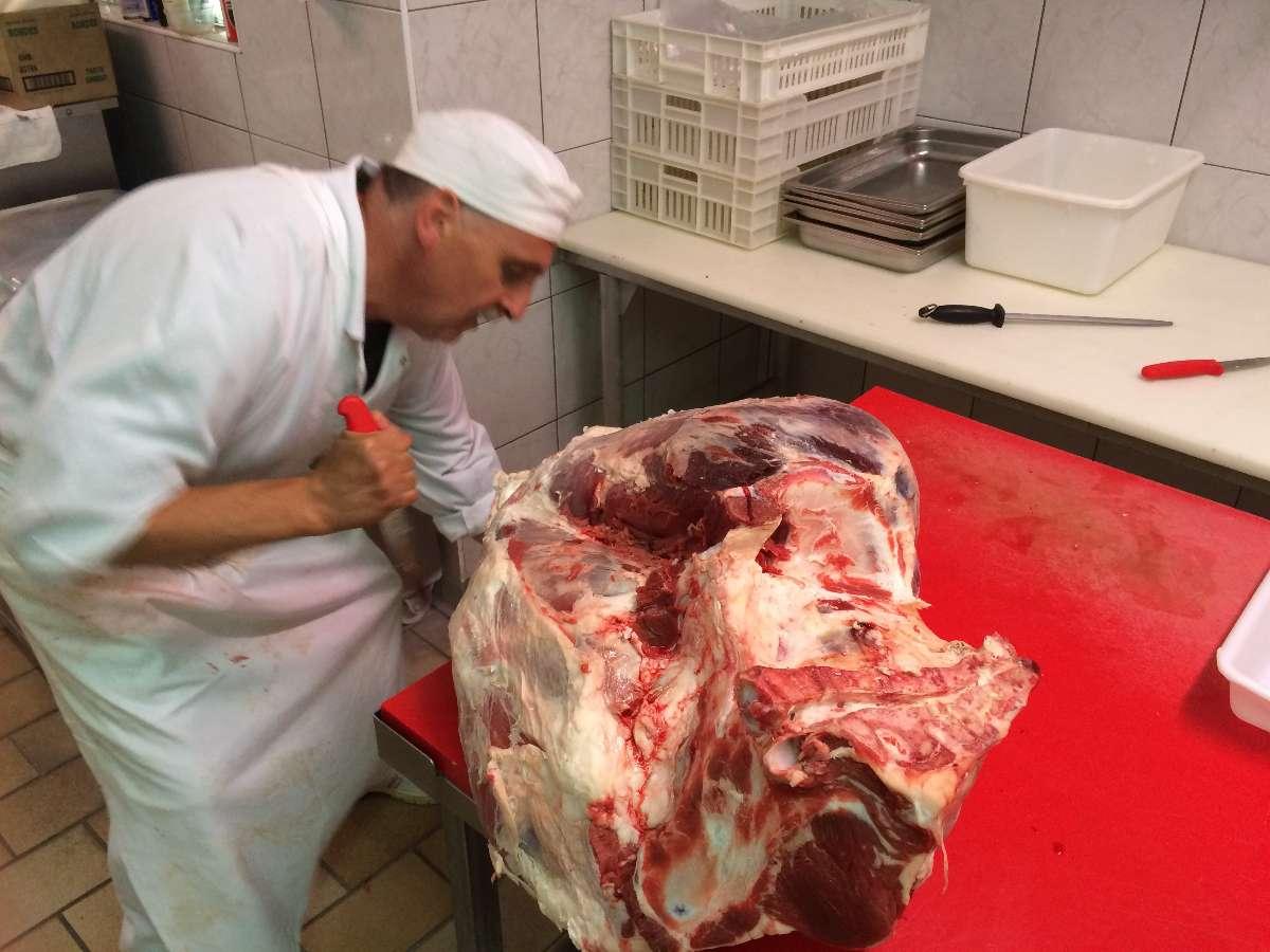 Une personne qui procède à un désossage