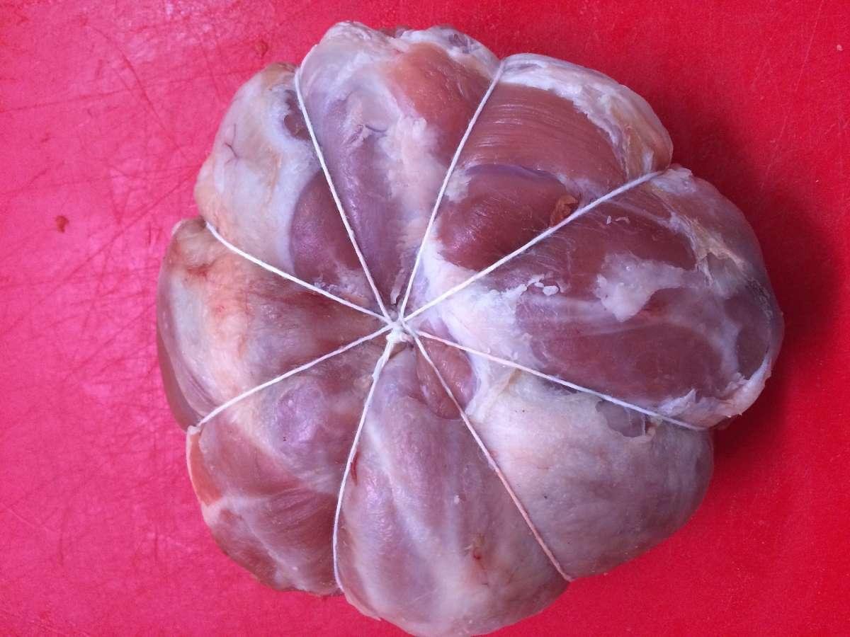 Un morceau de viande avec un filet qui l'entoure 