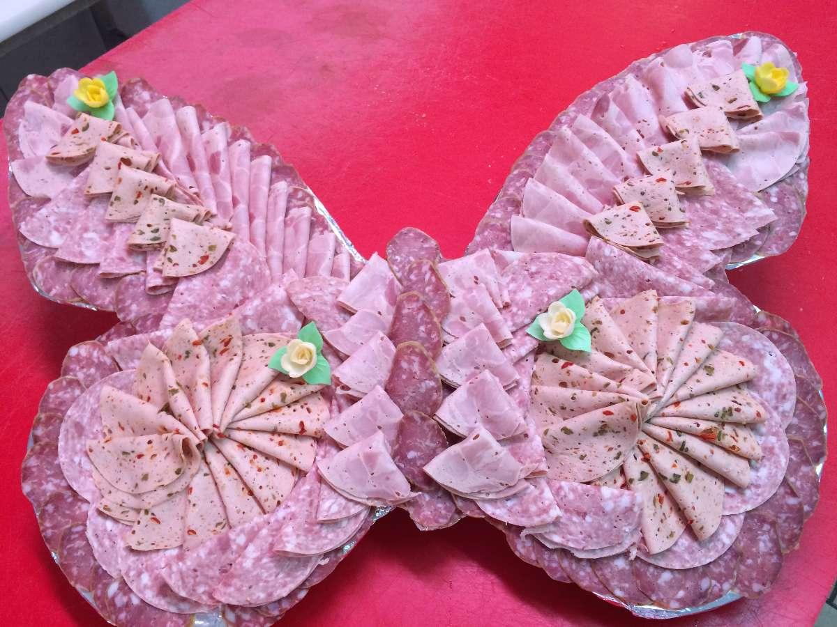 Un plateau de chacuterie en forme de papillon 