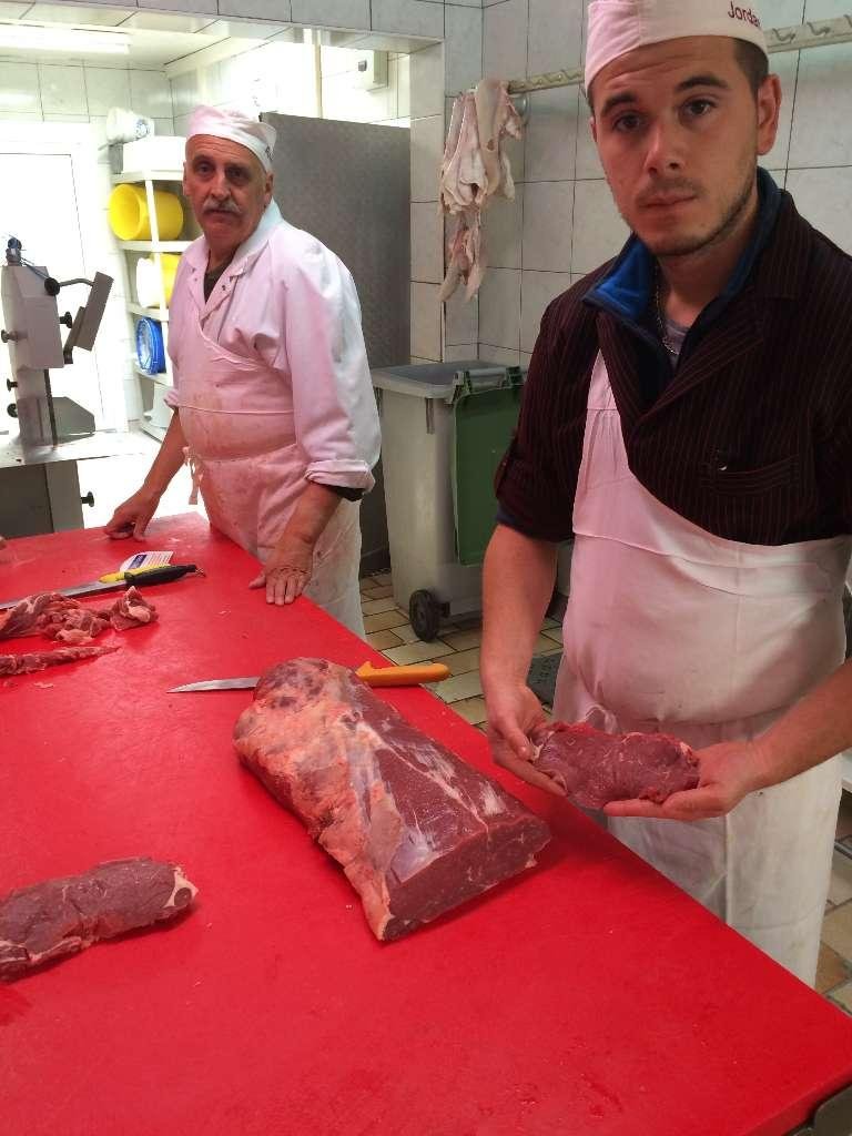 Des personnes qui préparent un faux filet