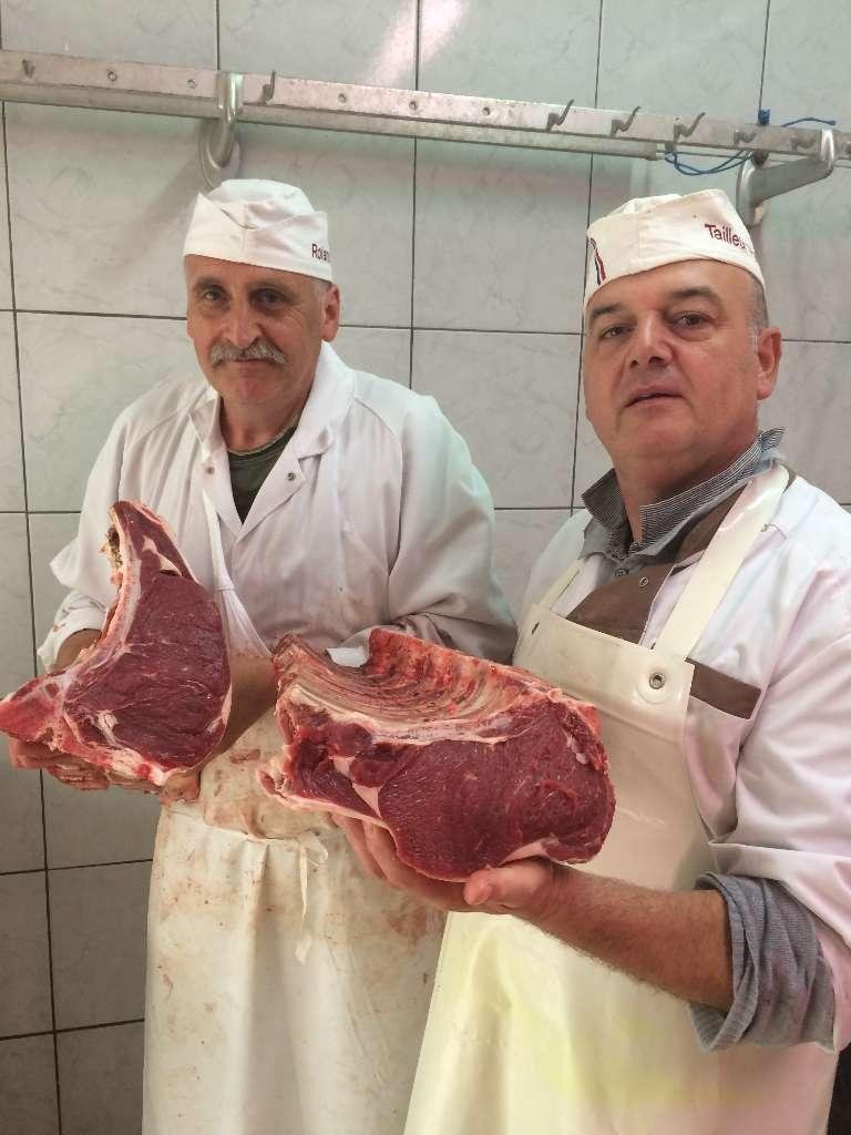 Deux personnes qui tiennent des morceaux de viande dans les mains