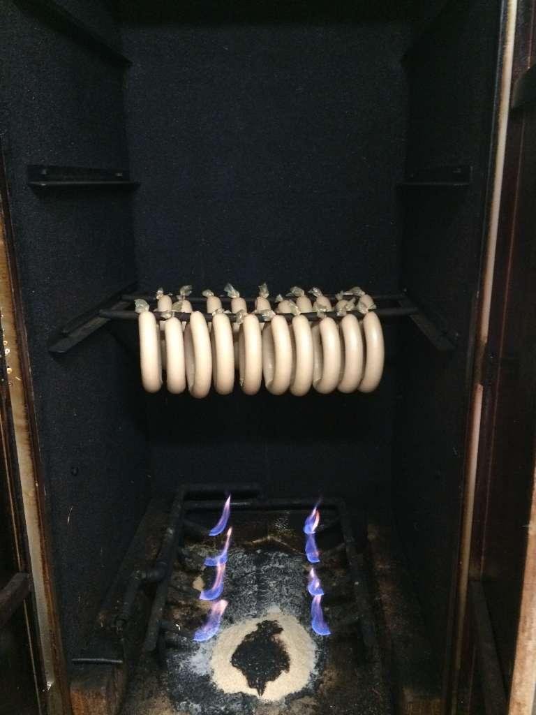 Saucisse de viande en train de chauffer 