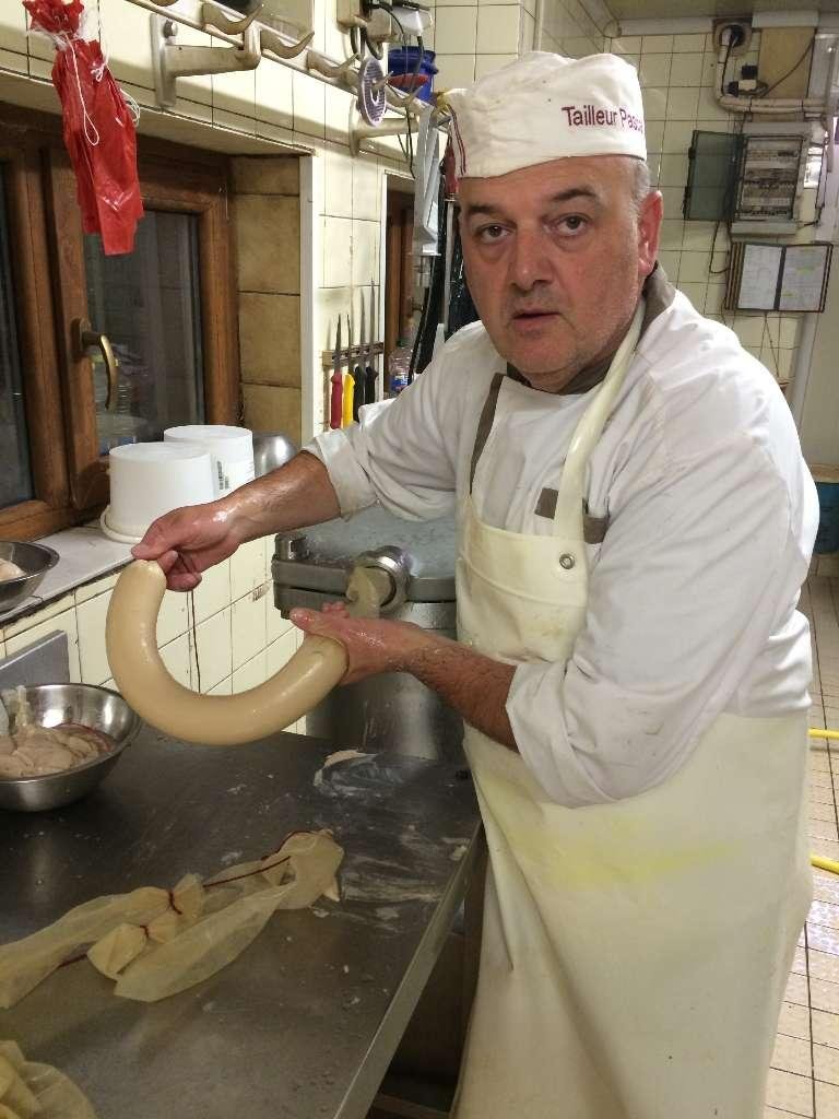 Une personne qui tient de la saucisse de viande 