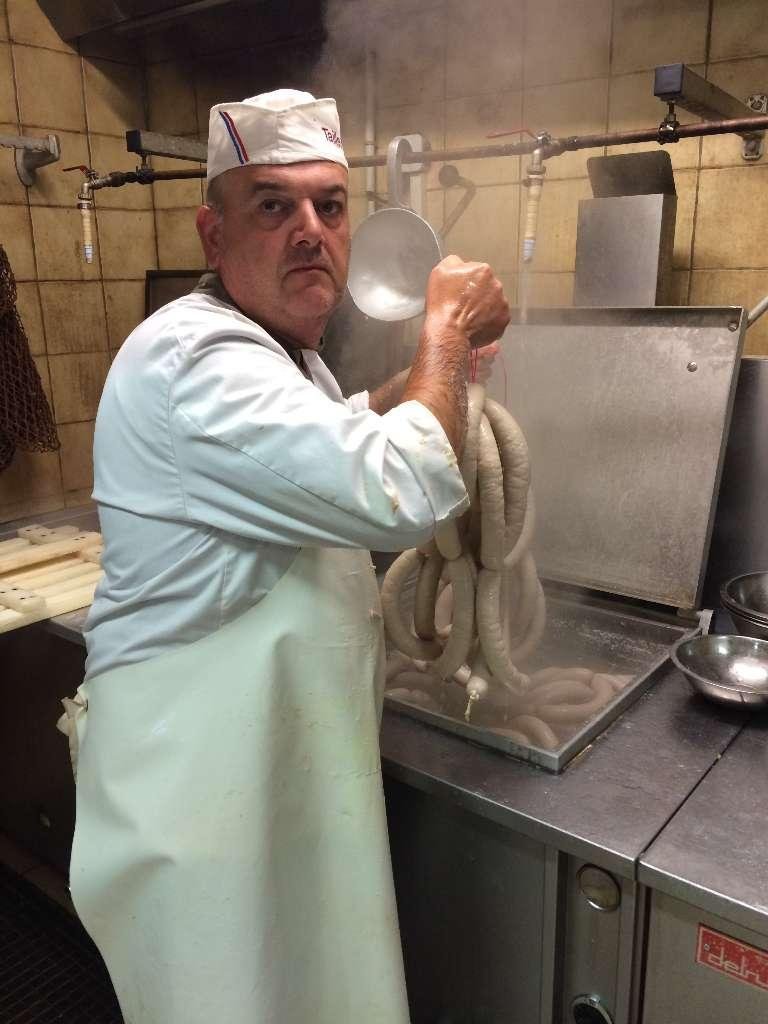 Une personne en train de griller des saucisses