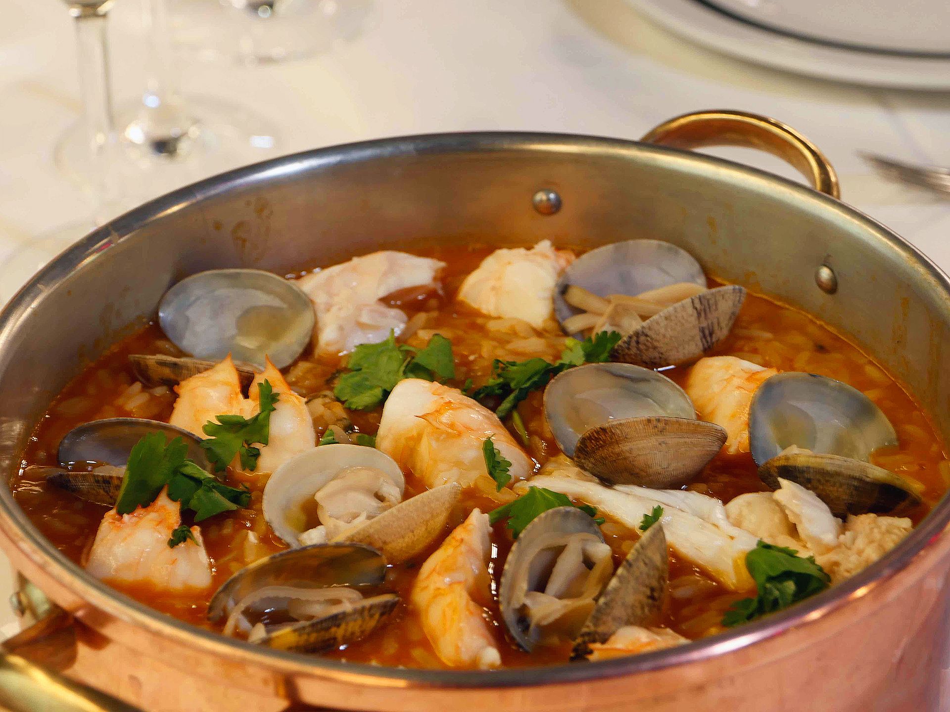 Cataplana de marisco, sugestiva da cozinha tradicional do Acácio