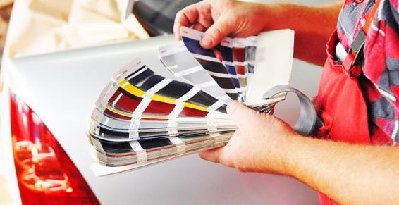 Présentation d'un nuancier papier pour les couleurs d'une carrosserie automobile.