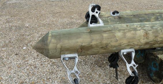 Poteaux en bois et accessoires de ligne