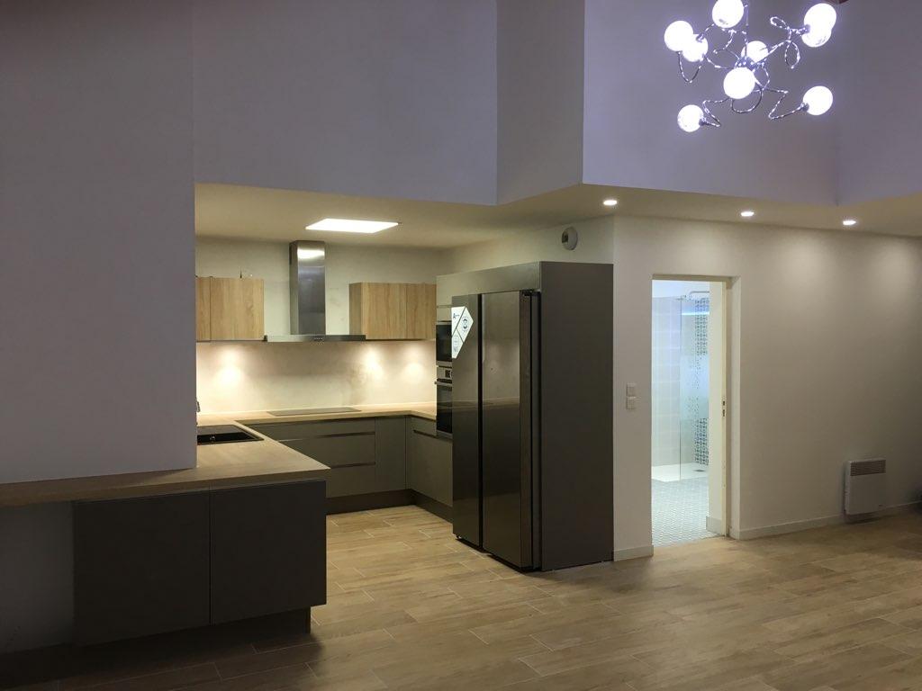 Cuisine d'un habitat contemporain rénovée avec réaménagement et mobilier neuf