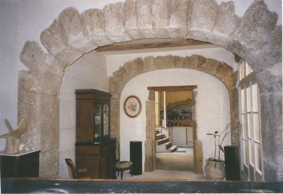 Chantier de rénovation terminé pour l'intérieur d'un habitat en pierre avec traitement des murs