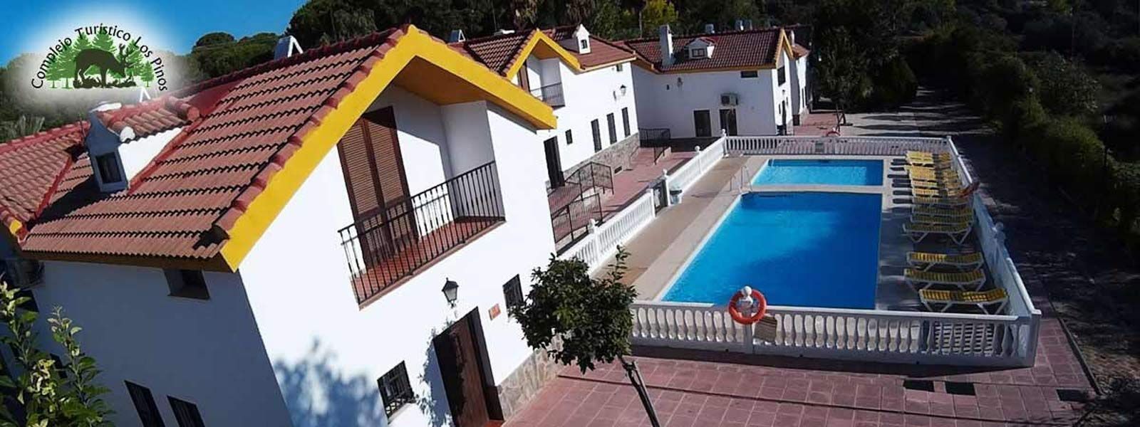 Una casa grande con piscina delante de ella.