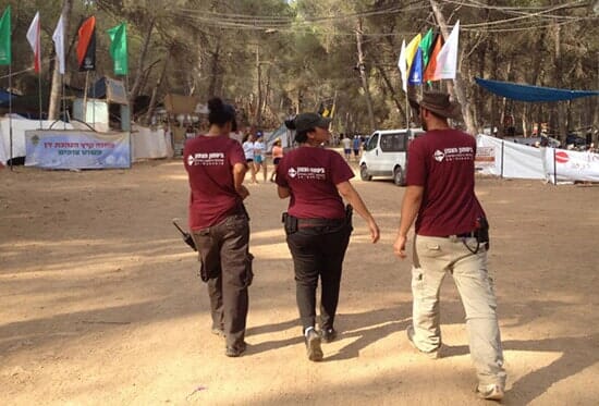 מאבטחים וחובשים